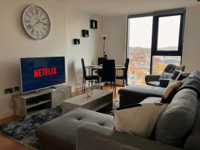 Penthouse Gem, Central, Scenic Views, Stylish, Modern, City Centre 2BR